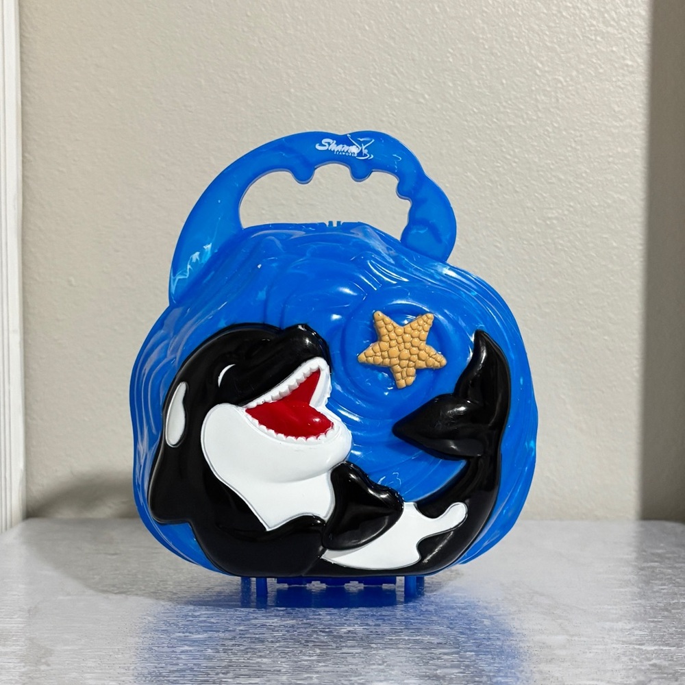 VINTAGE 2006 Seaworld souvenir Shamu Plastic Lunchbox or tote.